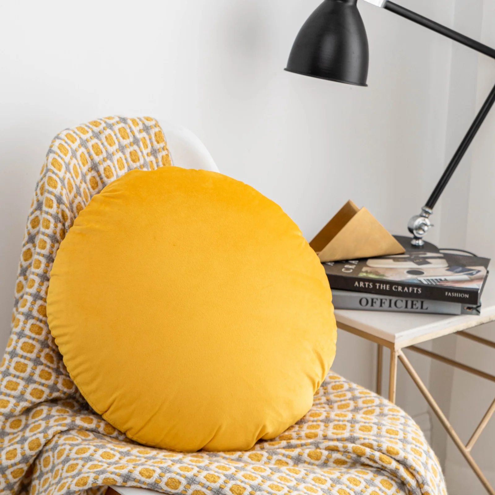 AliExpress listing image of a round solid-colour velvet cushion cover